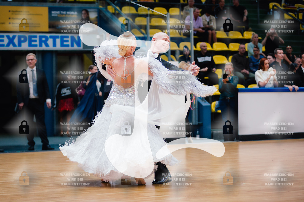 Hessen Tanzt WDSF Open Senior III Standard 4th (332) Thomas Schmidt _ Susanne Schmidt (Schwarz-Rot-Club Wetzlar)-2025-05-17-0420 | Webshop for digital downloads and prints of dance sport, event & show photographer Julian Link - Realisiert mit Pictrs.com