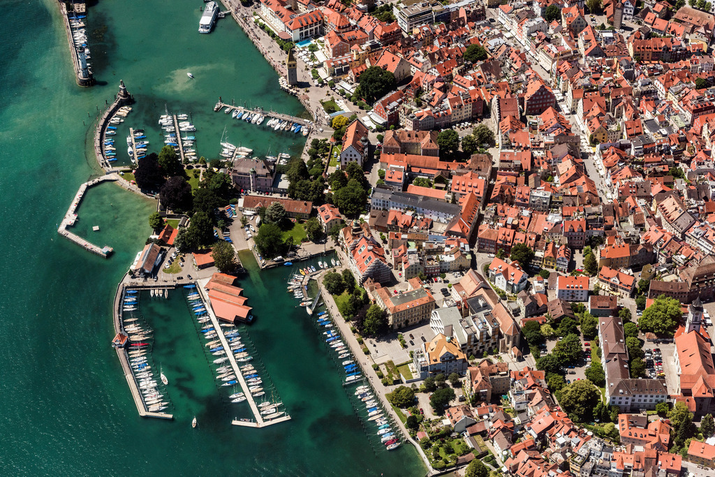 dr__0019141.jpg | LINDAU (BODENSEE) 04.07.2017 Ortskern am Uferbereich des Bodensee in Lindau (Bodensee) im Bundesland Bayern, Deutschland. // Village on the banks of the area Lake Constance in Lindau (Bodensee) in the state Bavaria, Germany. Foto: Daniel Reiter