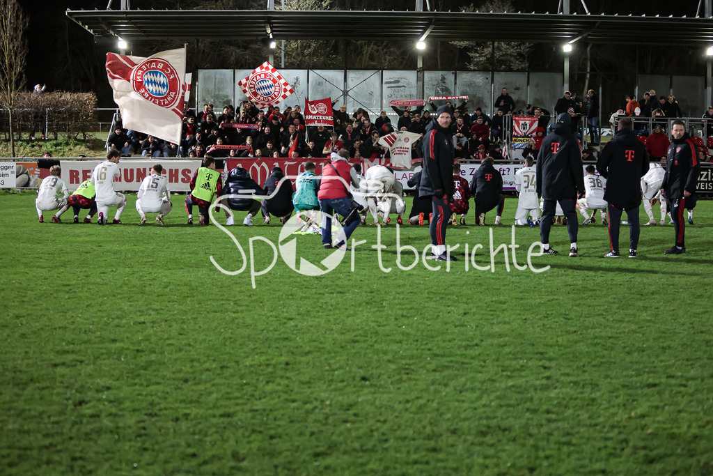 SV Heimstetten - FC Bayern Amateure | Die Spieler der Amateure feier mit den mitgereisten Fans den Sieg in Heistetten
