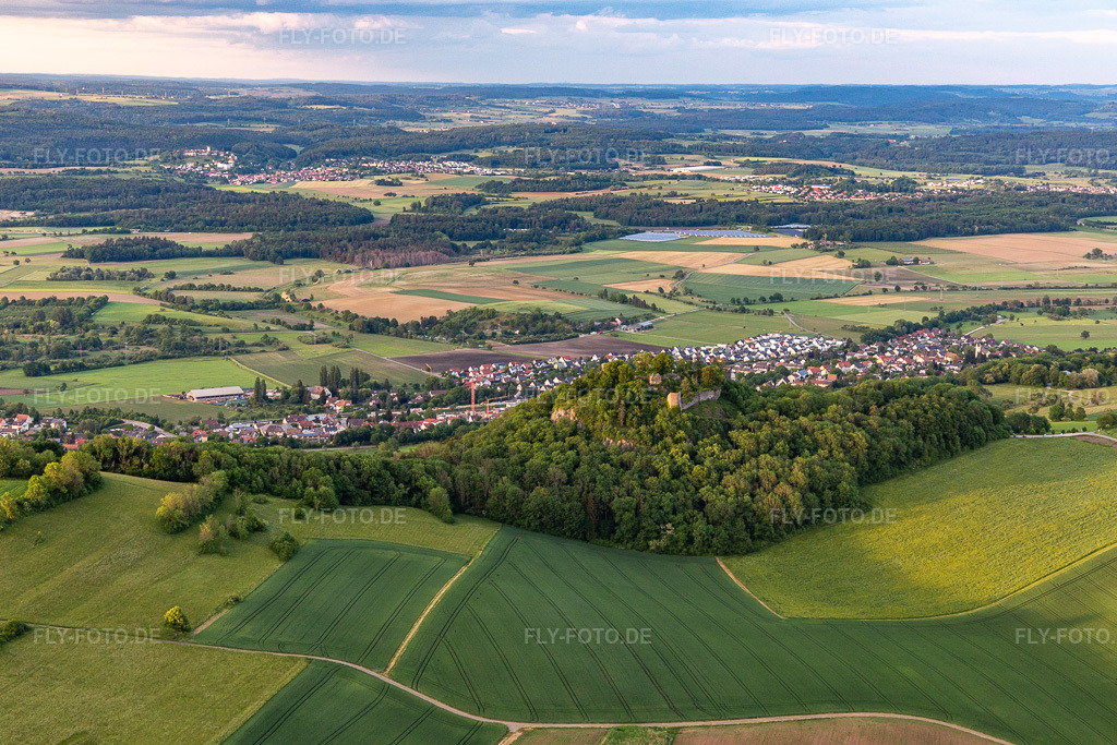 Luftbild: Hohenkrähen Burgruine im Ortsteil Duchtlingen in Hilzingen im Bundesland Baden-Württemberg in Deutschland. Foto: IMG_131829.jpg vom 25.05.2022 durch Werner Riehm/FLY-FOTO.de