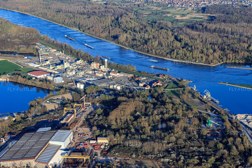 Luftbild: Industrie am Rheinufer von Westen in Lauterbourg im Bundesland Bas-Rhin in Frankreich. – Foto: IMG_097867.jpg vom 27.03.2017 durch Werner Riehm/FLY-FOTO.de – Auflösung des Originals: 5317 x 3545 px