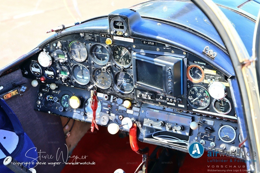 Jodel DR1050M - Flugplatz Husum - Viele DR1050M sind heute in Privatbesitz | Da viele DR1050M heute in Privatbesitz sind und seit Jahrzehnten geflogen werden, sind zahlreiche Exemplare mit moderner Avionik nachgerüstet. Beispiele aus aktuellen Flugzeuganzeigen: Garmin Aera 660 GPS – als tragbares oder fest eingebautes Navigationssystem Trig TT21 Mode-S - Transponder mit ADS-B-OutTrig TY91 VHF-Kommunikationsfunk - ADI AV30-C – elektronisches Anzeigeinstrument (EFIS) als Nachrüstlösung - FT-10 Fuel Flow-Anzeige – zur präzisen Kraftstoffmanagement - 4-Wege-Sprechverbindung (Intercom) für Pilot und Passagiere