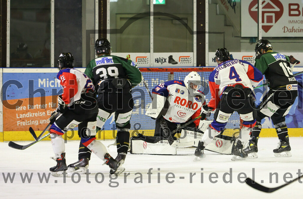 2023-01-22_073_Eishockey_TSV_Erding_gegen_ESC_Dorfen | Erding, Deutschland, 22.01.2023:
Eishockey, Bayernliga 2022 / 2023, 29. Spieltag, TSV Erding gegen ESC Dorfen, Endergebnis: 6:2

Felix Lohmaier (ESC Dorfen, #22), Thomas Plihal (Erding Gladiators, #39), Torwart Maximilian Englbrecht (ESC Dorfen, #45), Alexander Kanzelsberger (ESC Dorfen, #4), Daniel Krzizok (Erding Gladiators, #18)

Foto: Christian Riedel / fotografie-riedel.net