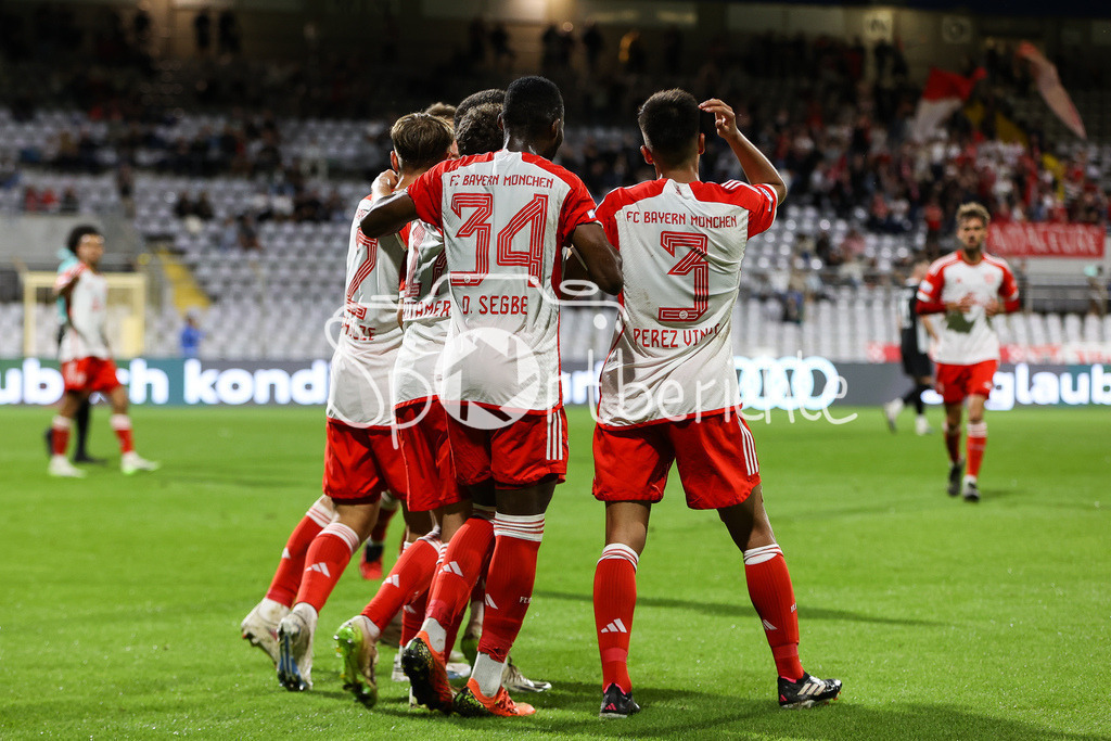 FC Bayern Amateure - FC Memmingen | Grenzenloser Jubel nach dem Treffer zum 4-2 druch Dion BERISHA (FCB #11) / Freude / Tor / Torschuetze