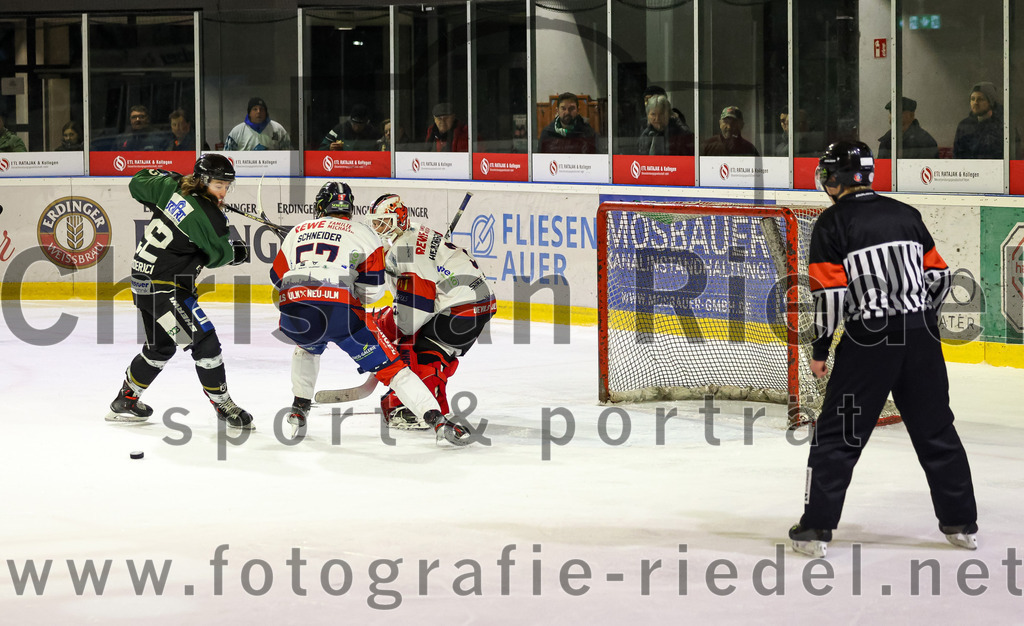 2023-02-19_097_TSV_Erding_gegen_VfE_Ulm-Neu-Ulm | Erding, Deutschland, 19.02.2023:
Eishockey, Bayernliga Meisterrunde Gruppe B 2022 / 2023, 5. Spieltag, TSV Erding gegen VfE Ulm/Neu-Ulm, Endergebnis: 

Marius von Friderici-Steinmann (Erding Gladiators, #92), Joona Schneider (VfE Ulm/Neu-Ulm e. V., #57), Torwart David Heckenberger (VfE Ulm/Neu-Ulm e. V., #3)

Foto: Christian Riedel / fotografie-riedel.net