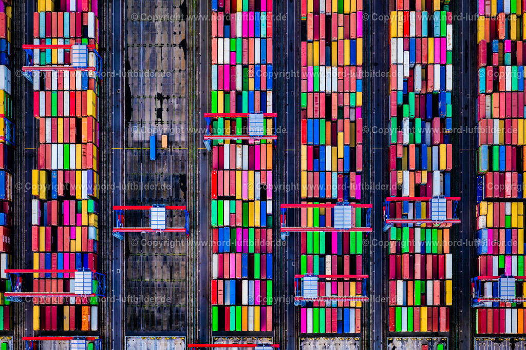 Hamburg_Waltershof_Container_Terminal_Burchadkai_Senkrechtaufnahme_ELS_5306190925 | HAMBURG 19.09.2025 Senkrecht- Luftbild aus der Satelliten- Perspektive vom Containerterminal vom Burchardkai im Containerhafen des Überseehafen im Ortsteil Waltershof in Hamburg, Deutschland. Weiterführende Informationen bei: EUROGATE GmbH & Co. KGaA, KG,  HPA Hamburg Port Authority,  Hafen Hamburg Marketing e.V. (HHM). // Vertical aerial view from the satellite perspective of the container terminal at Burchardkai in the container port of the overseas port in the Waltershof district of Hamburg, Germany. Further information at: EUROGATE GmbH & Co. KGaA, KG,  HPA Hamburg Port Authority,  Hafen Hamburg Marketing e.V. (HHM). Foto: Martin Elsen