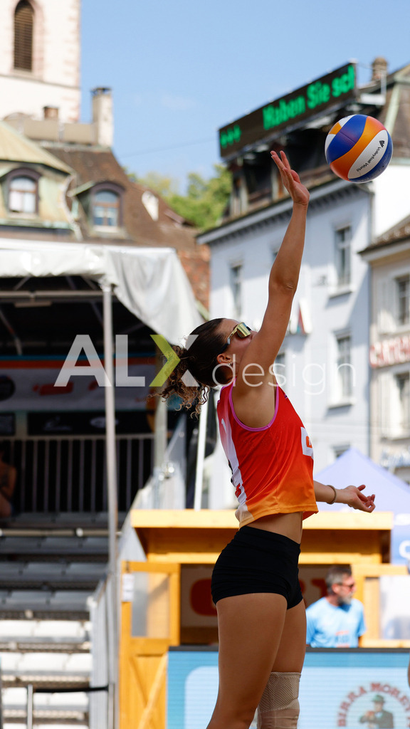 Obi BeachTour 2026 - Basel | BASEL, SWITZERLAND - JULY 18: ELIN SHANA KLUSER (SUI) serve during the Obi BeachTour 2026 match between KLUSER / SCHWAB (SUI) and EUGSTER / GÄHWILER (SUI) at Barfüsserplatz on July 18, 2026 in Basel, Switzerland. - Realisiert mit Pictrs.com