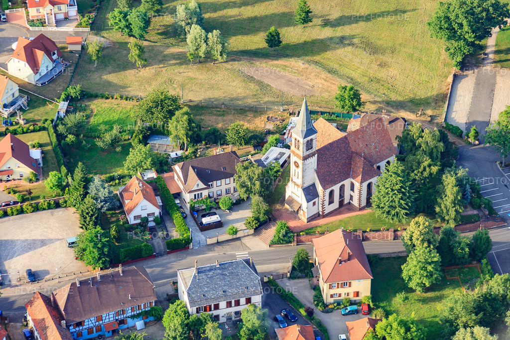 Luftbild: Église Protestant in Bischwiller im Bundesland Bas-Rhin in Frankreich. – Foto: IMG_30431.jpg vom 09.07.2010 durch Werner Riehm/FLY-FOTO.de – Auflösung des Originals: 4752 x 3168 px – Presbyt\xc3\xa8re Protestant