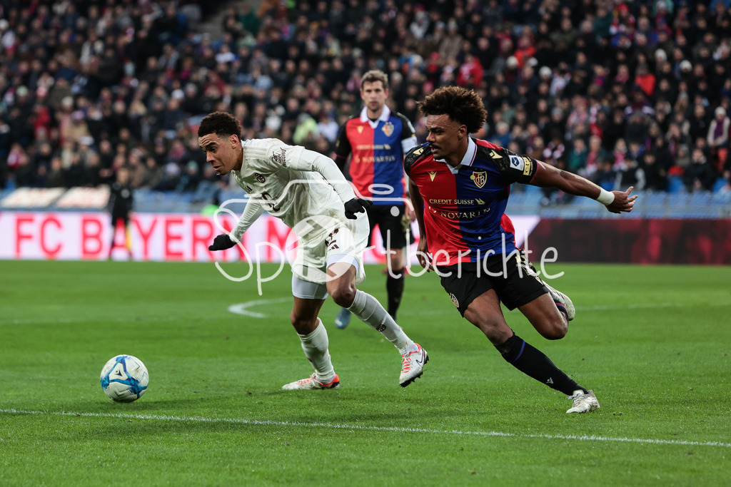 FC Basel - FC Bayern München | Jamal MUSIALA (FCB #42) im Duell mit Renato VEIGA (Basel #40) / Zweikampf
