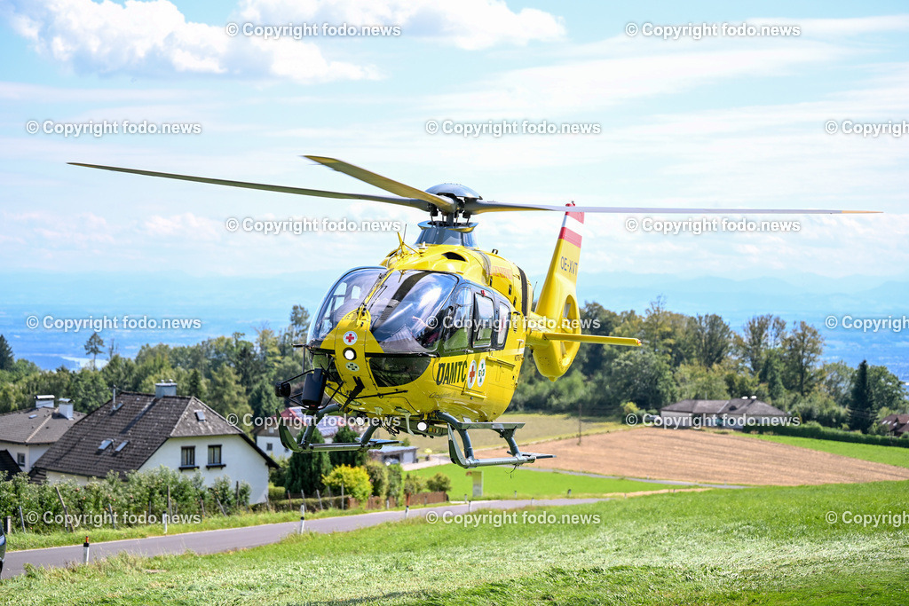Rettungshubschrauber_ Helikopter_ 28.08.2025-12 | 28.08.2025, Oberoesterreich, AUT, Rettungshubschrauber, im Bild Themenbild, Rettungshubschrauber, Helikopter, Christophorus, OeAMTC, Rotes Kreuz, Krankentransport, Notarzt, Einsatz, Rettungsteam, Sanitaeter, Notruf 144, Landung, Start, Flug, Heli, Pilot, Notfall, Luftrettung, medizinischer Einsatz, Hubschrauberflug, Einsatzfahrzeug, schnelle Hilfe, Notarzthubschrauber, gelber Helikopter, oesterreichisches Rotes Kreuz, Himmel, Flugrettung, Gesundheitsversorgung, Erste Hilfe aus der Luft, Feature, Symbolbild