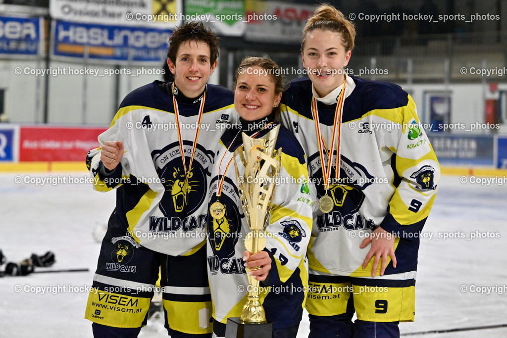 WILDCATS PATERNION & Lady Hawks Siegerehrung-Meisterfeier | #4 Oberzaucher Christina WILDCATS PATERNION, #19 Knes Julia WILDCATS PATERNION, #9 Neumann Magdalena WILDCATS PATERNION, WILDCATS PATERNION &amp; Lady Hawks Siegerehrung-Meisterfeier, WILDCATS PATERNION &amp; Lady Hawks Siegerehrung-Meisterfeier am 12.03.2025 in Steindorf (Ossiachersee Halle), Austria, (Photo by Bernd Stefan)