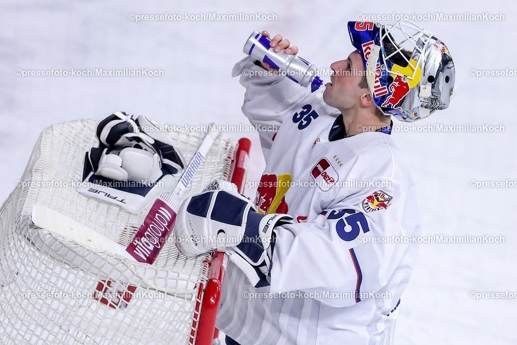 KEC28012501019 | 28.01.2025, Eishockey, DEL, Kölner Haie - EHC Red Bull München, Spieltag 41, Lanxess-Arena Köln: Goalie Mathias Niederberger (EHC München #35) trinkend