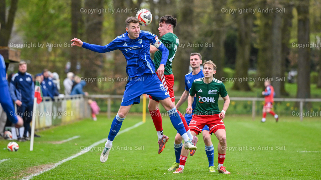 MTSV Hohenwestedt (grün) vs TuS Rotenhof (blau) | Rene Helmcke (MTSV #27) vs Felix Knuth (Rotenhof #23) / Fußball-Oberliga Männer 2025/2026 / MTSV Hohenwestedt (grün) vs TuS Rotenhof (blau) / Sportplatz Wilhelmhöh / Hohenwestedt / 25.04.26 - Realisiert mit Pictrs.com