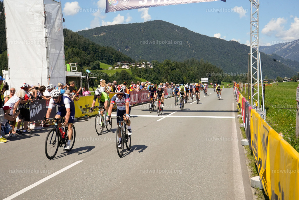 674_20230817_Bewerb_Maenner_Muehlanger | AUT - OESTERREICH, 2023-08-16: SPORT RENNRAD-FAHREN - 55. INTERNATIONALER RADWELTPOKAL IN ST. JOHANN IN TIROL  - Vintage-Radrennen mit WM-Bronze-Medaillen-Siegerin Christina Schweinberger, den Teilnehmer und Alexander Baumann (vom Orginastions-Team) - TAG 2 BEWERB MAENNER IN SECHS GRUPPEN  ; Foto: Roland Muehlanger