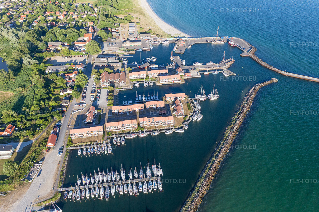 Vue aérienne: Port de plaisance avec mouillages et emplacements pour bateaux de sport sur la côte de la mer Baltique, à Klintholm Havn, sur l'île de Mon. à Borre dans le département Sjaelland, Danemark. Photo: IMG_108542.jpg prise le 04/07/2018 par Werner Riehm/FLY-FOTO.euRésolution de l'original: 5472 x 3648 px