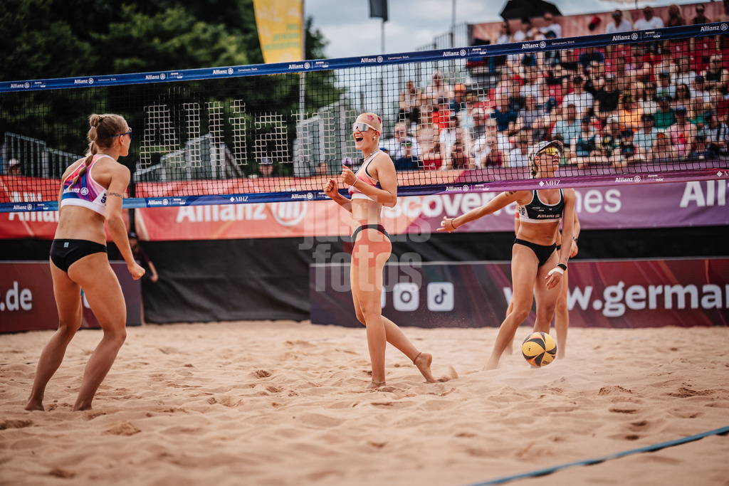 Beachvolleyball | Frauen | Allianz German Beach Tour 2025 | Tourstop München | 06.07.2025 | v.l. Paula Schürholz und Mareet Maidhof jubeln während Melanie Paul sich ärgert