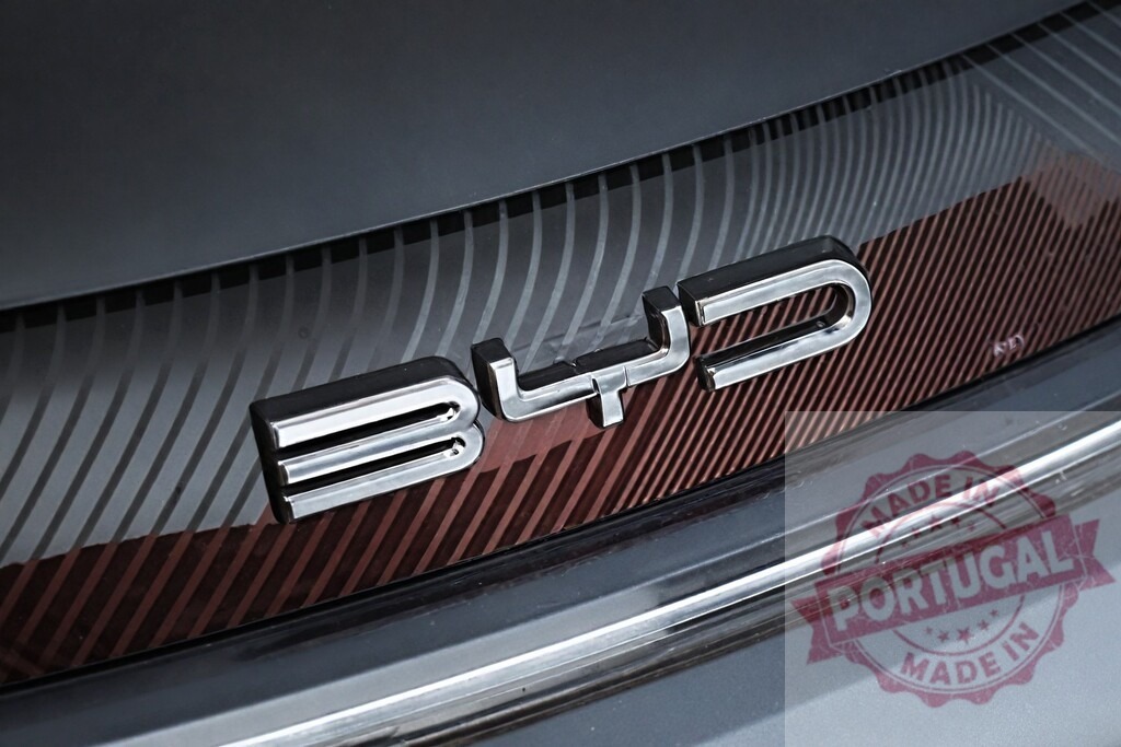 BYD logo badge on modern electric vehicle trunk | BYD logo emblem shining on a car tailgate, showcasing automotive branding detail - Realisiert mit Pictrs.com