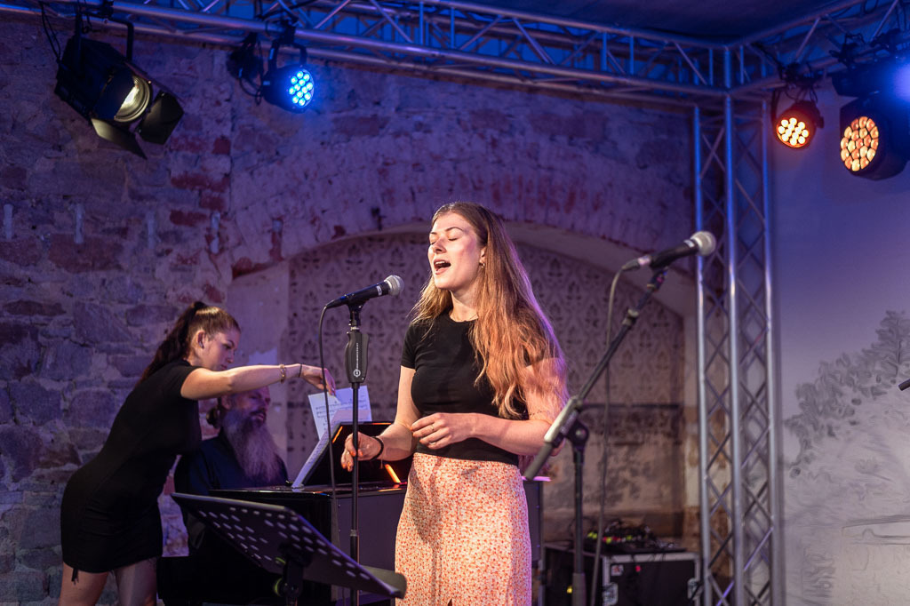 Karaoke mit Liveband | Karaoke mit Forster Family im Forte Belvedere Leisnig zum Festival Hallo Leisnig 2022. - Realisiert mit Pictrs.com