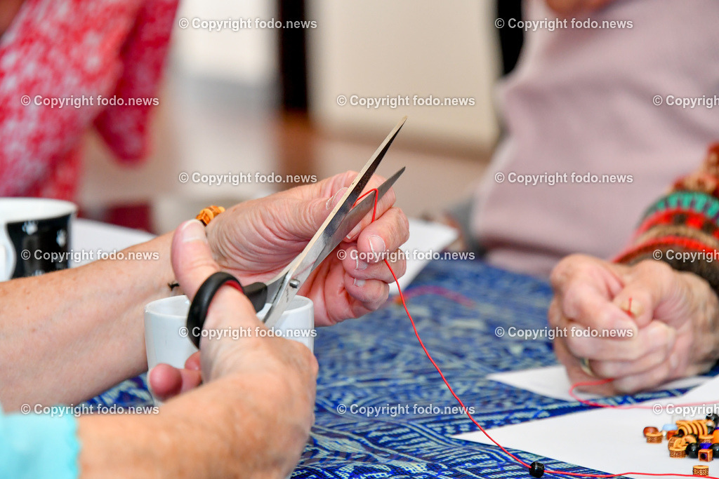 Seniorenzentrum_ Betreuung_ 14.04.2025-4 | 14.04.2025, LINZ, AUT, Seniorenzentrum im Bild Themenbild, Seniorenzentrum, Seniorenheim, Wohnheim, Senioren, Alte Menschen, Haende, Pensionisten, Heim, Pflege, betreutes Wohnen, basteln, Beschaeftigung, Motorik, Betreuung, Feature, Symbolbild