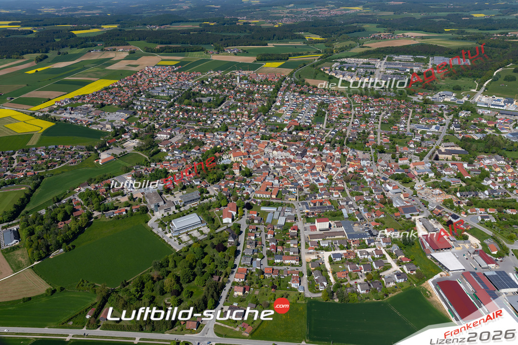 Das Luftbild der Stadt Hemau wurde 2021 vom Flugzeug heraus erstellt (keine Drohne) Aufnahmehöhe ca.450 Meter- hohe Bildauflösung und Druck-Qualität garantiert!