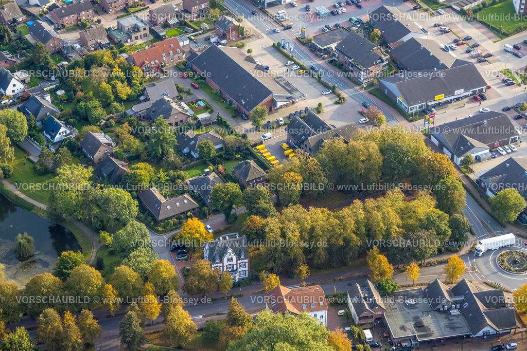 Kalkar241014262 | Luftbild, Stadtpark Altkalkarer Straße Gedenkpark, Einkaufszentrum an der Bundesstraße B57, umgeben von herbstlichen Bäumen, Kalkar, Niederrhein, Nordrhein-Westfalen, Deutschland