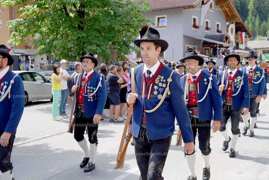 e17-news-2023-Juli23-Regimentsschuetzenfest3-Steeg-UMZUG_DORF-DSC07390 | Info aus dem Bezirk Reutte/Ausserfern Tirol sowie eine umfangreiche Bilddatenbank über die gesamte Region: Lechtal, Talkessel Reutte, Tannheimertal, Zwischentoren. Lech, Plansee, Zugspitze, Grenztunnel, B179, Fernpassstraße, Verkehr, Lawinen, Tradition, - Realisiert mit Pictrs.com