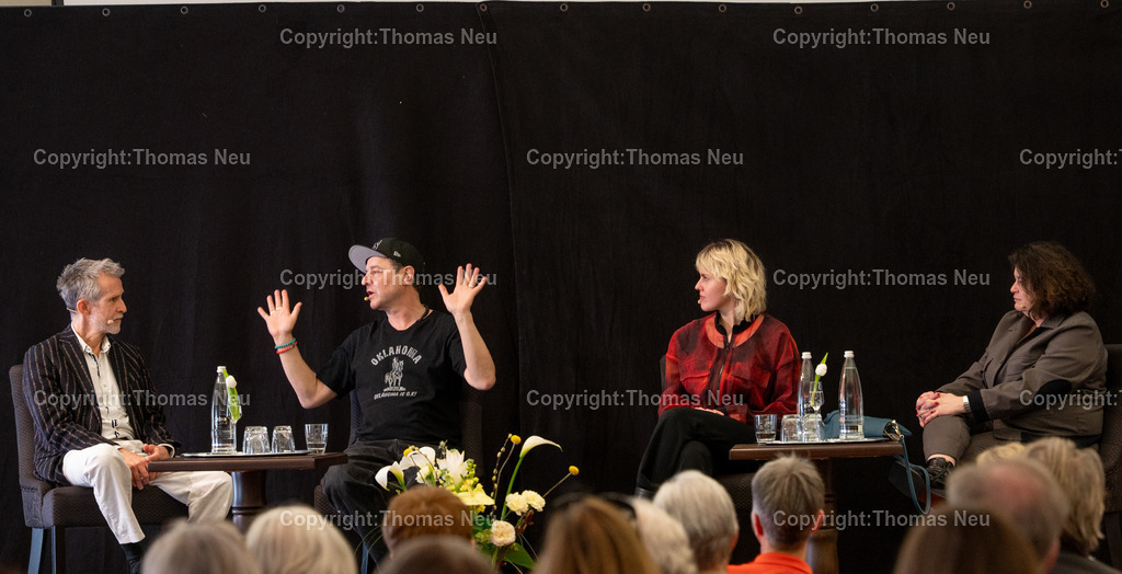 Eysoldt-ring-matinee-thomas-schmauser-Fritzi-Wartenberg-Ulrich-matthes-Almut-wagner-fotografie-thomas-neu.jpg-47 | Podiumsgespräch bei der Eysoldt-Matinee im Hotel Krone in Bensheim-Auerbach: Von links diskutieren Ulrich Matthes, Thomas Schmauser, Fritzi Wartenberg und Almut Wagner vor Publikum über Theater und Schauspiel. Die Veranstaltung fand im Rahmen der Verleihung des Eysoldt-Rings statt. Foto: Thomas Neu,Bild: THomas Neu