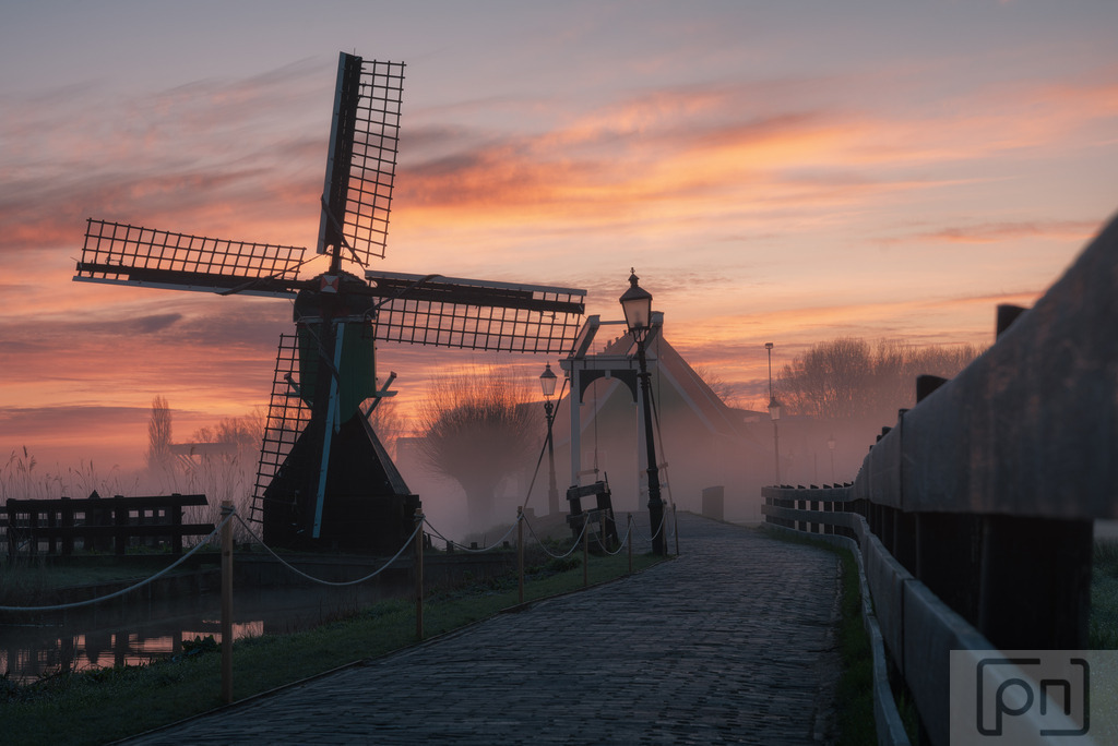 Zaanse Schans windmills in North Holland | Die nebligen Sonnenaufgangsfotos in den Niederlanden sind ein wunderbares Beispiel für die fesselnde Schönheit der Natur und die Fähigkeit der Fotografie, die Magie von Momenten festzuhalten. Sie zeigen, wie die Natur in der Lage ist, uns mit ihrer Einfachheit und Eleganz zu verzaubern, und erinnern uns daran, die kleinen und flüchtigen Augenblicke zu schätzen, die uns oft entgehen.

Egal, ob Sie ein Fan der Naturfotografie sind oder einfach nur die ruhige und mystische Stimmung eines nebligen Sonnenaufgangs genießen möchten, diese Bilder bieten einen faszinierenden Einblick in die zauberhafte Welt der Niederlande im Morgenlicht.