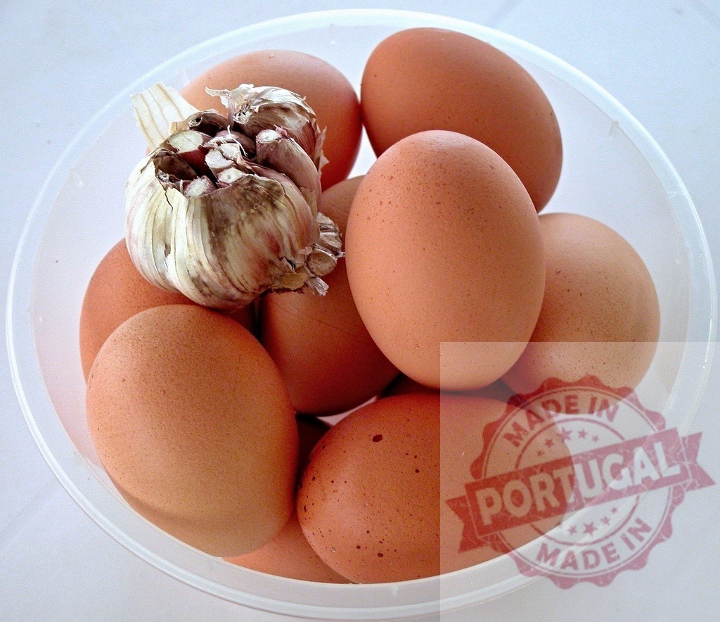 Brown eggs and garlic in white bowl | Whole brown eggs and a garlic bulb waiting in a bowl for cooking - Realized with Pictrs.com