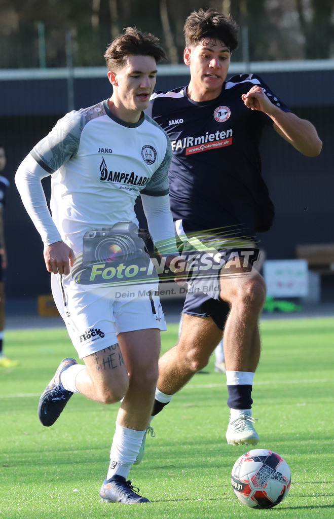 VfL Holsen - Bünder SV | Auf dem Bild zu sehen: Schwarz VfL Holsen: Leon Högermeier ; weiß Bünder SV: Nicolai KönigVfL Holsen, Bünder SV, Saison 25/26, Kreisliga A, Deutschland - Realisiert mit Pictrs.com