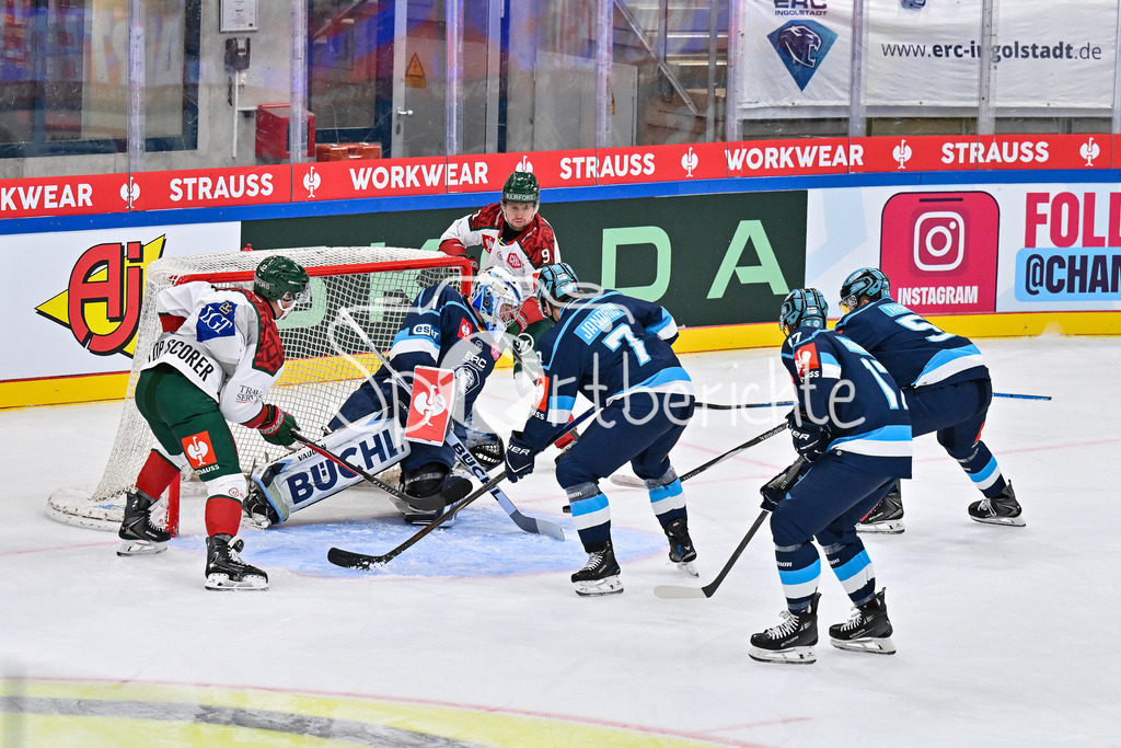 ERC Ingolstadt - Frölunda HC | INGOLSTADT, GERMANY - 02. DECEMBER: v. l. Max FRIBERG (Frölunda Gothenburg 12), Nico PERTUCH (ERC Ingolstadt 1), Linus WEISSBACH (Frölunda Gothenburg 9) und Chris JANDRIC (ERC Ingolstadt 7) beim Viertefinal Match zwischen dem ERC Ingolstadt und Frölunda HC beim Hinspiel der Champions Hockey League in der Saturn Arena