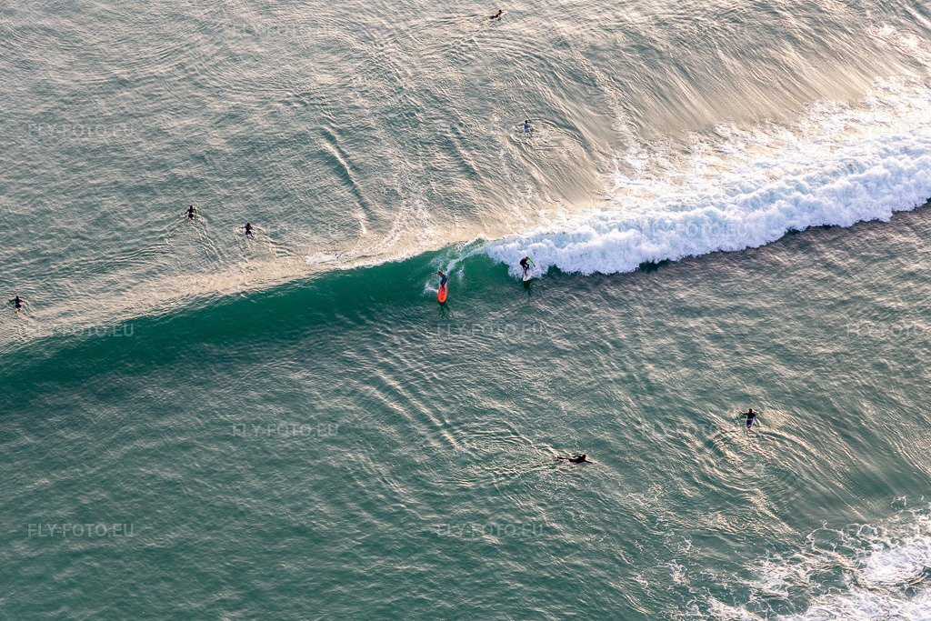Vue aérienne: Wave surfeurs devant la Plage de Tronoën à Saint-Jean-Trolimon dans le département Finistère, France. Photo: IMG_132557.jpg prise le 17/06/2022 par Werner Riehm/FLY-FOTO.eu – Résolution de l'original: 5472 x 3648 px