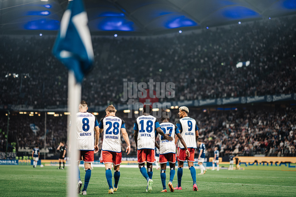 Fußball | Männer | Saison 2023/2024 | 2. Fußball-Bundesliga | 1. Spieltag | Hamburger SV vs. FC Schalke 04 | 28.07.2023 | v.l. Laszlo Benes (#8, HSV), Miro Muheim (#28, HSV), Bakery Jatta (#18, HSV), Jean-Luc Dompe (#27, HSV) und Robert Glatzel (#9, HSV)