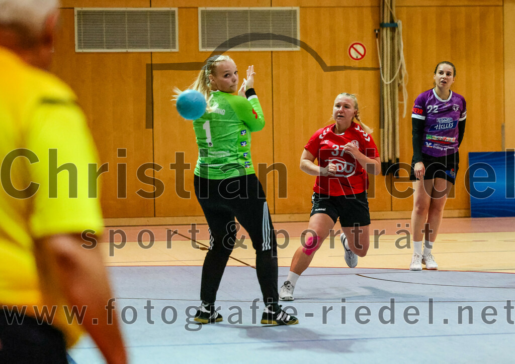 2023-11-04_072_SpVgg_Altenerding_gegen_TV_Altoetting | Erding, Deutschland, 04.11.2023:
Handball, Bezirksoberliga Frauen Altbayern 2023 / 2024, 6. Spieltag, SpVgg Altenerding gegen TV Altötting, Endergebnis: 28:26

Torfrau Hanna Obermair (SpVgg Altenerding, #1), Elena Langlechner (TV Altötting, #37), Johanna Taubmann (SpVgg Altenerding, #22)

Foto: Christian Riedel / fotografie-riedel.net