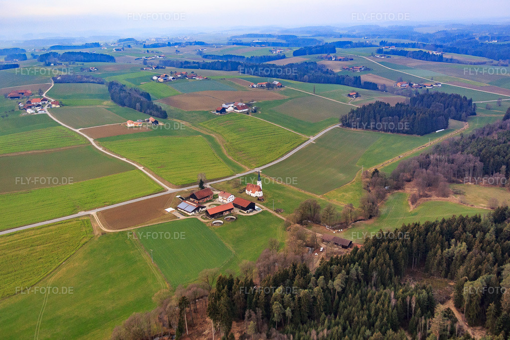 Luftbild: Filialkirche Gambach im Ortsteil Schalldorf in Postmünster im Bundesland Bayern in Deutschland. Foto: IMG_085636.jpg vom 31.12.2015 durch Werner Riehm/FLY-FOTO.de