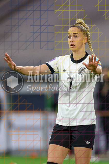 Deutschland vs Frankreich - Halbfinale - UEFA Women's Nations League | Düsseldorf, Deutschland, 24.10.25:   Giulia Gwinn ( Deutschland ) gestikuliert, Gestik waehrend des Halbfinals der UEFA Women's Nations League zwischen Deutschland vs Frankreich in der Merkur-Spiel-Arena(Foto von Brauer-Fotoagentur / Adrian Schlueter)