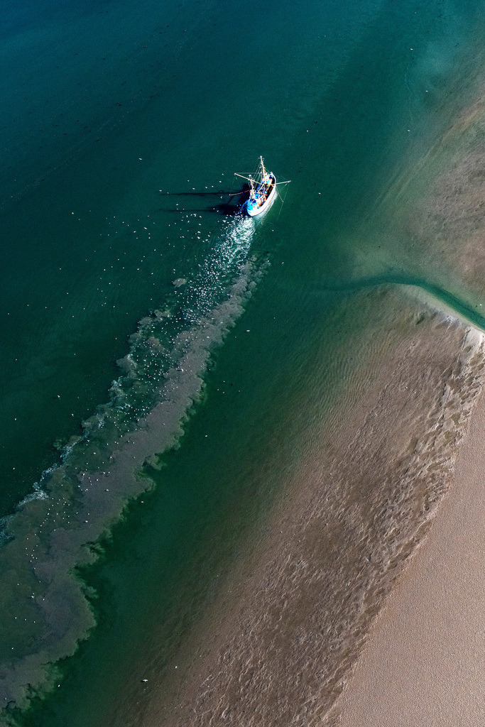 dr__0057279.jpg | NORDSTRAND 18.09.2020 Fischfang - Schiff in Fahrt auf der Nordsee in Nordstrand im Bundesland Schleswig-Holstein, Deutschland. // Fishing - ship under way of North Sea in Nordstrand in the state Schleswig-Holstein, Germany. Foto: Daniel Reiter