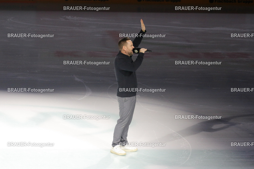 02.11.2025: DEL2  Krefeld Pinguine - Eispiraten Crimmitschau | Krefeld, Deutschland, 02.11.2025: Stadionsprecher Kristian-Peters Lach während des DEL2-Spiels zwischen Krefeld Pinguine - Eispiraten Crimmitschau am 02.11. 2025 in der Yayla-Arena in Krefeld, Deutschland. (Foto Ralph Görtz / Brauer-Fotoagentur)