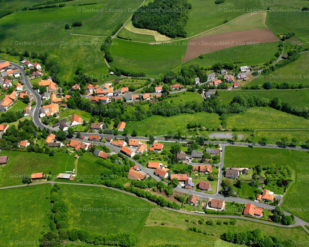 2615326 | HOLZMüHL 09.06.2006 Landwirtschaftliche Nutzflächen und Feldgrenzen  umsäumen das Siedlungsgebiet des Dorfes in Holzmühl im Bundesland Hessen, Deutschland // Agricultural land and field boundaries surround the settlement area of the village  in Holzmühl in the state Hesse, Germany Foto: Gerhard Launer