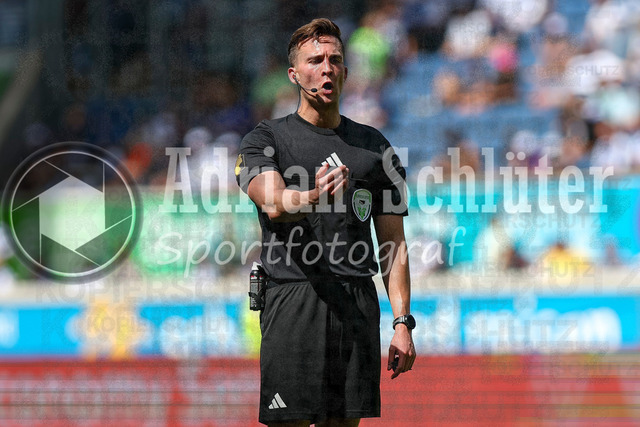 23.05.2026, GER, Fussball, Herren, Niederrheinpokal Finale, Saison 2025/2026, SC St. Tönis - MSV Duisburg | Schiedsrichter Jan Peter Weßels gestikuliert, Gestik und Mimik