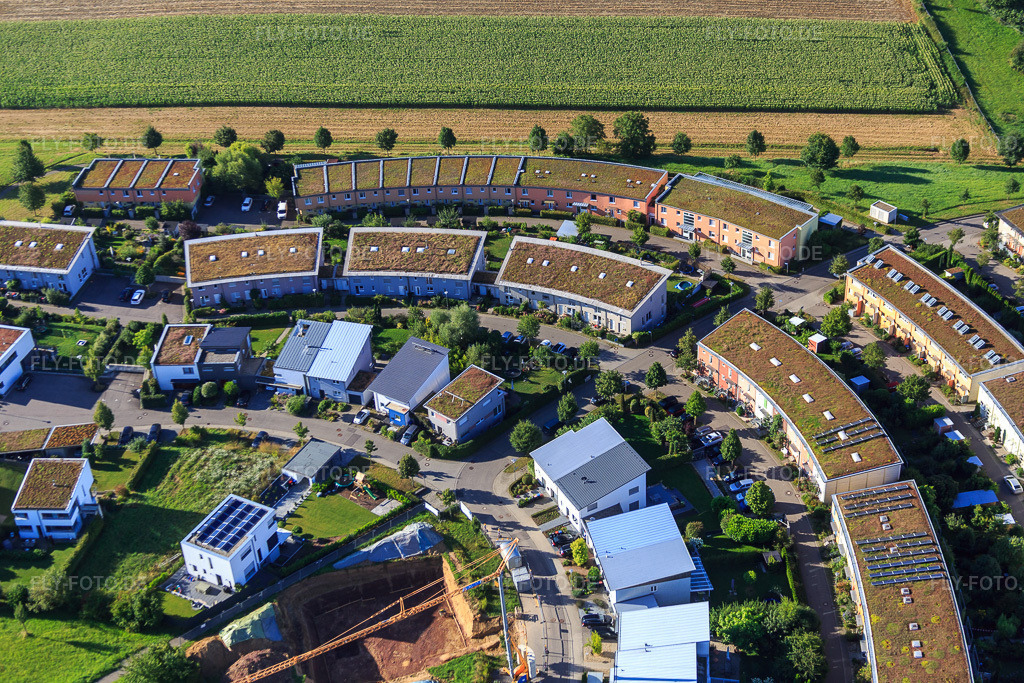 Luftbild: Wie ein Amphitheater angelegtes Wohnquartier Fünfzig Morgen im Ortsteil Hohenwettersbach in Karlsruhe im Bundesland Baden-Württemberg in Deutschland. Foto: IMG_092921.jpg vom 13.08.2016 durch Werner Riehm/FLY-FOTO.de