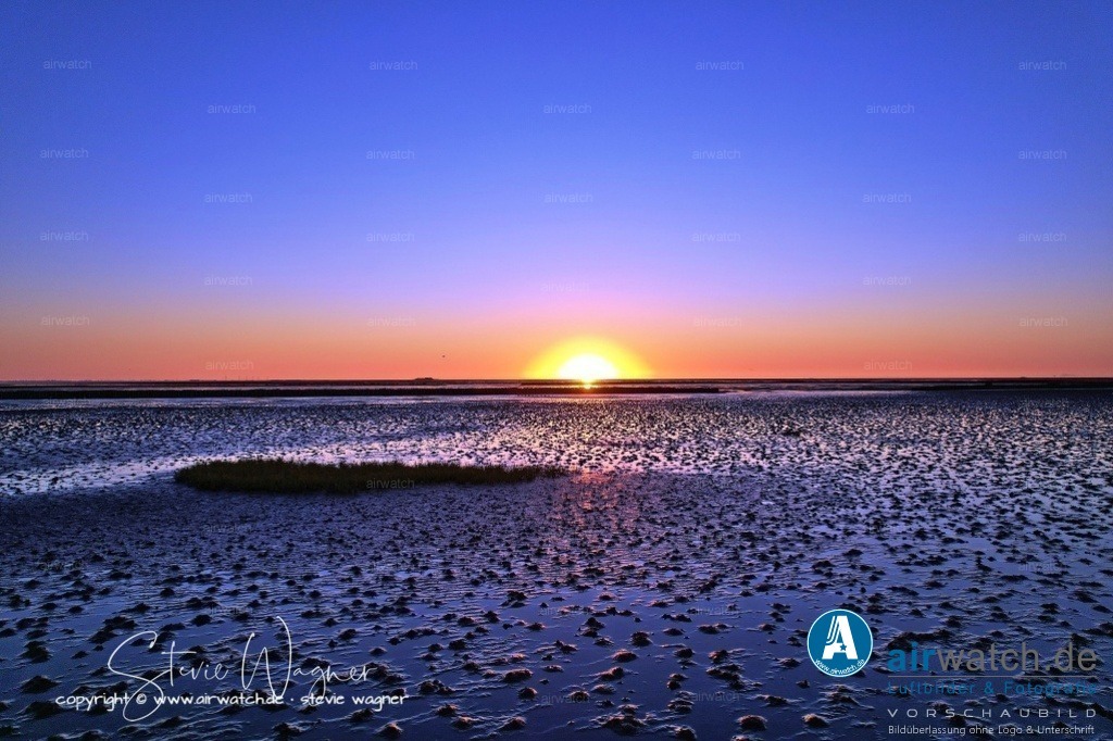 Nordsee, Nordfriesland, Beltringharderkoog, Luettmoorsee, Holmer Siel, Landgewinnung, Küstenschutz | Landgewinnung & Küstenschutz in Nordfriesland - Heute ist Nordstrand eine Halbinsel mit einer Fläche von etwa 45 km², die durch die Landgewinnung und die Küstenschutzmaßnahmen stabilisiert wurde. Die Region wird weiterhin durch die Nordsee und die Wattlandschaft geprägt und bietet eine einzigartige Kombination aus Natur, Geschichte und Kultur.