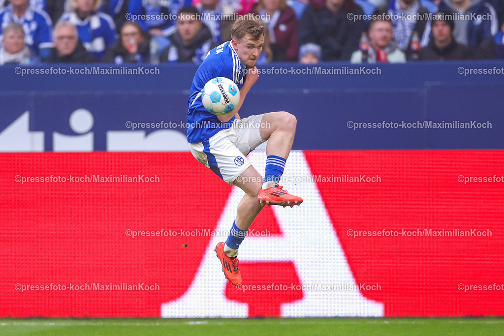Schalke10112401024 | 10.11.2024, Fußball, FC Schalke 04 - SSV Jahn Regensburg, 2. Fußball Bundesliga, Veltins-Arena Gelsenkirchen, Saison 2024 2025: Derry Murkin (S04 #5)DFB regulations prohibit any use of photographs as image sequences and or quasi-video.