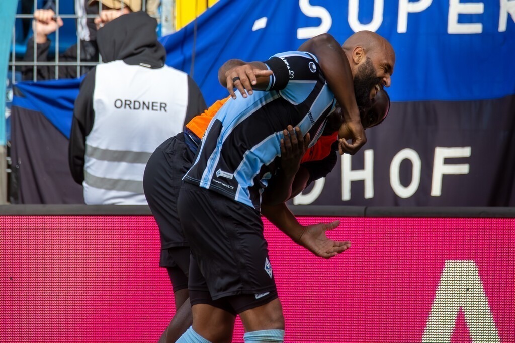 Fußball 3. Liga, Saison 2024/25, 8. Spieltag: Waldhof Mannheim gegen Rot-Weiss Essen. Bild: Großer Jubel nach dem Tor von Terrence Boyd (13, Mannheim) | Fußball 3. Liga, Saison 2024/25, 8. Spieltag: Waldhof Mannheim gegen Rot-Weiss Essen. Bild: Großer Jubel nach dem Tor von Terrence Boyd (13, Mannheim) - Realisiert mit Pictrs.com