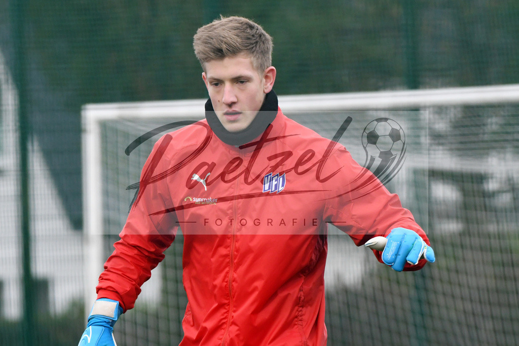 20200203_TRAOSN_0001 | Fußball, Herren: Torhueter Laurenz Beckemeyer (VfL Osnabrueck) schaut waehrend der Trainingseinheit des VfL Osnabrueck im Sportpark Illoshoehe am 03.02.2020 in Osnabrueck, Deutschland. - Realisiert mit Pictrs.com
