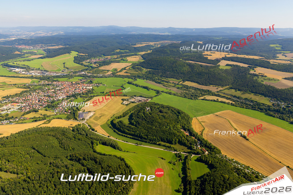 Bild der Stadt Meiningen - Die Luftaufnahme wurde 2025 vom UL-Flugzeug heraus erstellt ( keine Drohne ) - Hochauflösende Luftaufnahme - für professionelle Ausdrucke geeignet. Die Geschenkidee !Hier alle&nbsp;Infos zur Lizenzierung der LuftaufnahmeWir fliegen auch dieses Jahr wieder in Ihre Region um Luftbilder zu erstellen.- Luftbild anfragen