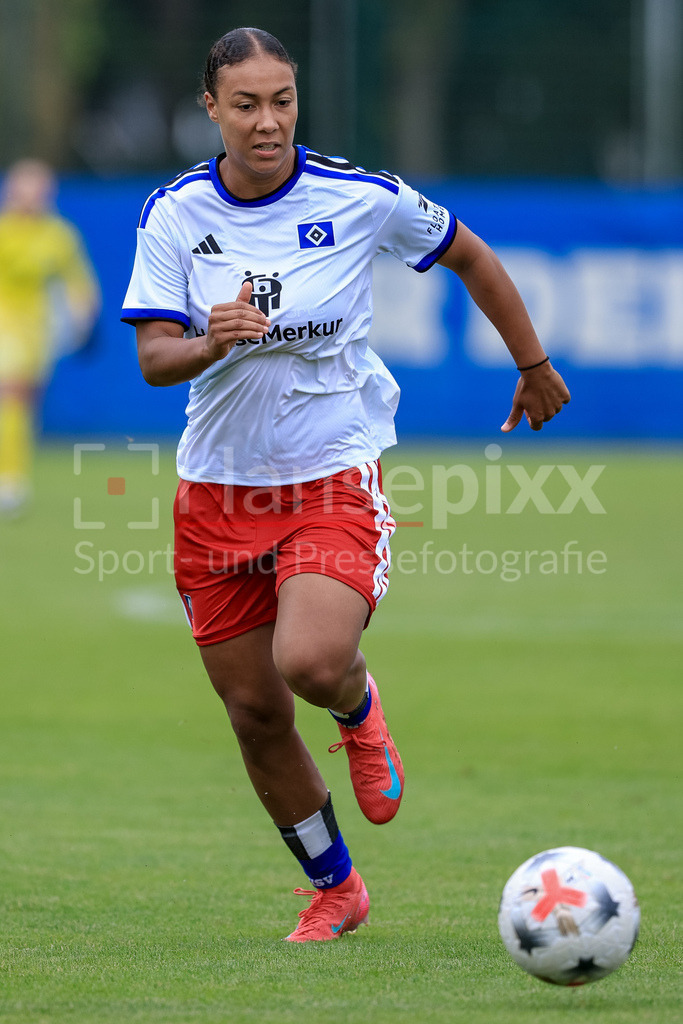 Fussball, Testspiel Frauen, Hamburger SV - Odense BK | Melina Krüger (Hamburger SV, HSV, 9) am Ball, Einzelbild, Ganzkörper, Aktion, Action, Spielszene