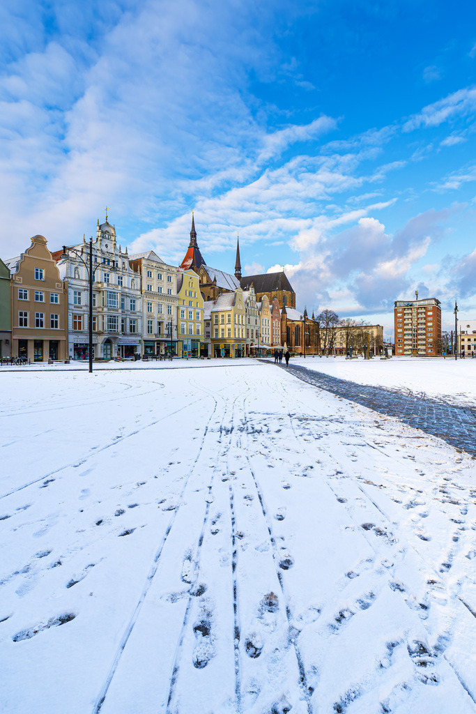Blick über den Neuen Markt auf Giebelhäuser und die Marienkirche im Winter in der Hansestadt Rostock | Blick über den Neuen Markt auf Giebelhäuser und die Marienkirche im Winter in der Hansestadt Rostock.