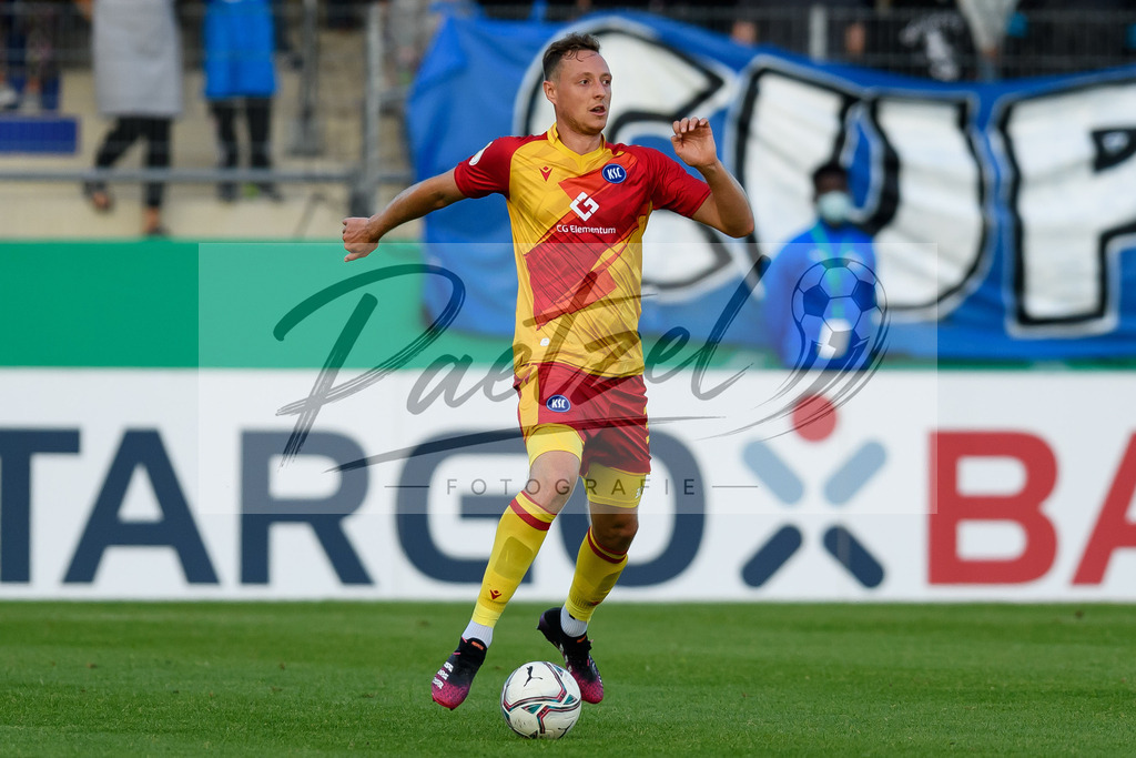 LOTKSC20210809_256 | Fussball, Herren: Robin Bormuth (Karlsruher SC) in Aktion, am Ball, Einzelaktion beim Spiel der 1. Runde im DFB-Pokal zwischen SF Lotte und Karlsruher SC im Stadion am Lotter Kreuz am 09.08.2021 in Lotte, Deutschland.DFB / DFL REGULATIONS PROHIBIT ANY USE OF PHOTOGRAPHS AS IMAGE SEQUENCES AND/OR QUASI-VIDEO. - Realisiert mit Pictrs.com