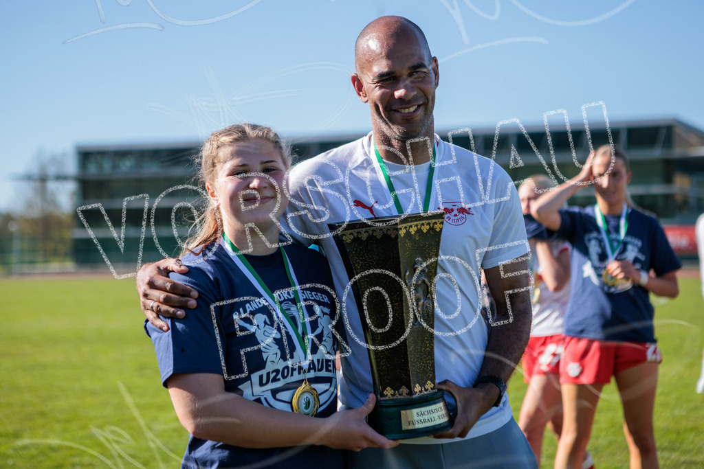 Gipfeltreffen der Frauen: Finale um den Sachsenlotto Landespokal 2026 | Am 1. Mai 2026 trafen im Endspiel des Sachsenlotto Landespokals die Frauen des Chemnitzer FC und die zweite Mannschaft von RasenBallsport Leipzig aufeinander. Vor stimmungsvoller Kulisse kämpften beide Teams ab 15:00 Uhr um die begehrte Trophäe des sächsischen Fußballs. Diese Galerie zeigt die Highlights, packende Zweikämpfe und die emotionalsten Momente des Finaltags. - Realisiert mit Pictrs.com